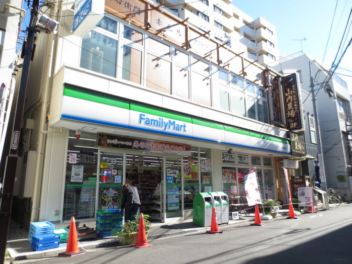 コンビニ　ファミリーマート（コンビニ）まで226m