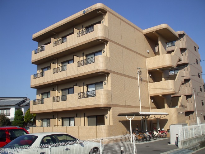 建物外観　タイル貼りのきれいな外観