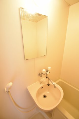 洗面設備　画像は別号室。ご参考にどうぞ