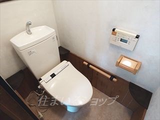 トイレ　シャワートイレ・窓・手すりあり
