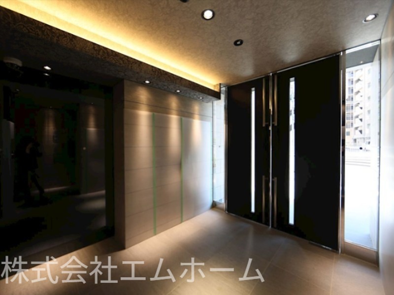 エントランス　エントランス　オートロック付　防犯カメラ有り