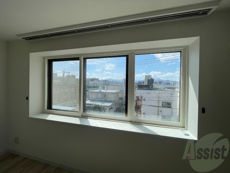 バルコニー　窓が沢山あると日がたっぷり入って気持ち良いですよね！