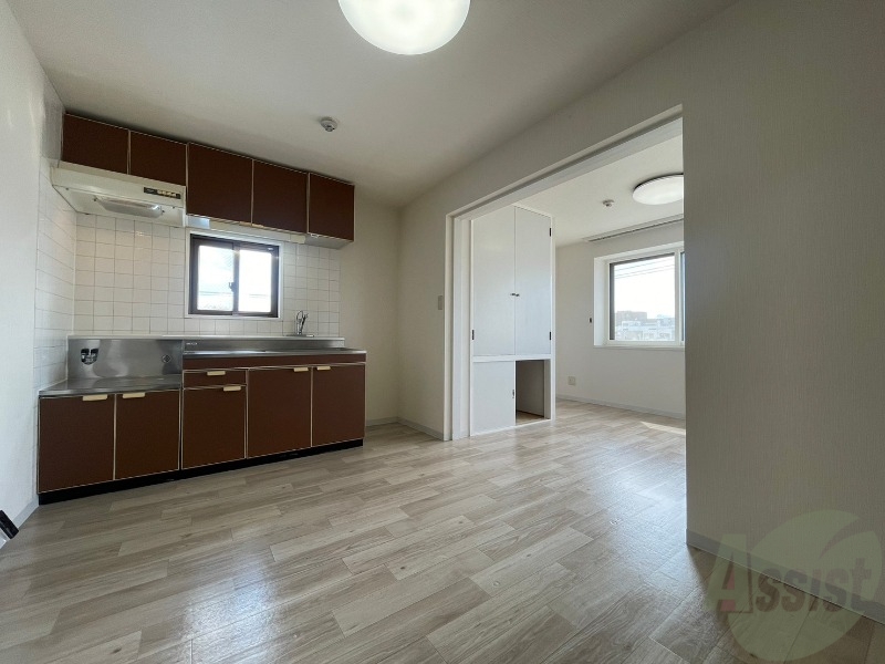 居室・リビング　フローリングと壁のカラーが明るい雰囲気ですね！