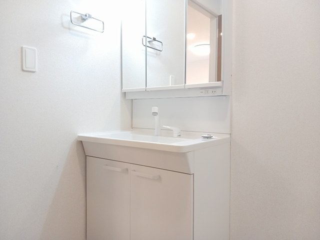 洗面設備　明るい洗面所です