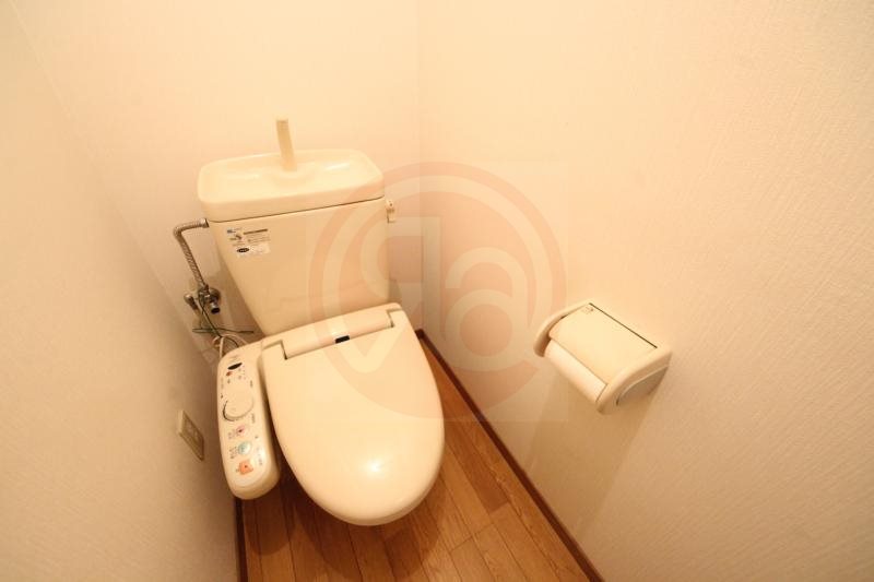 トイレ　落ち着いた色調のトイレです