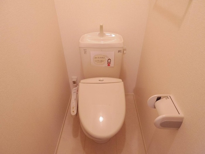 トイレ　もちろん温水洗浄暖房便座です
