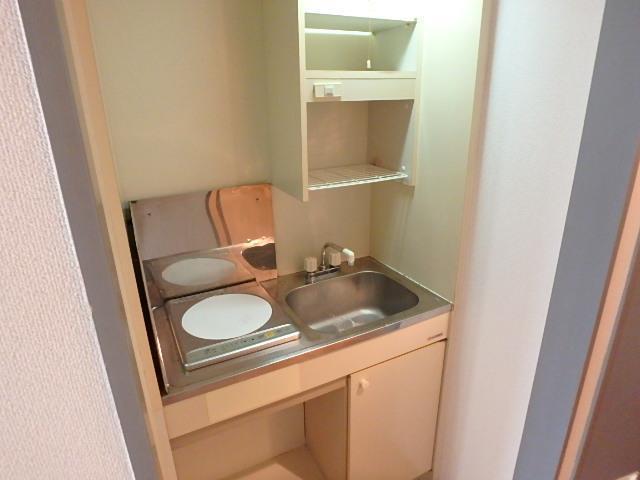 キッチン　1口のIHコンロが設置されています(別部屋参考写真)