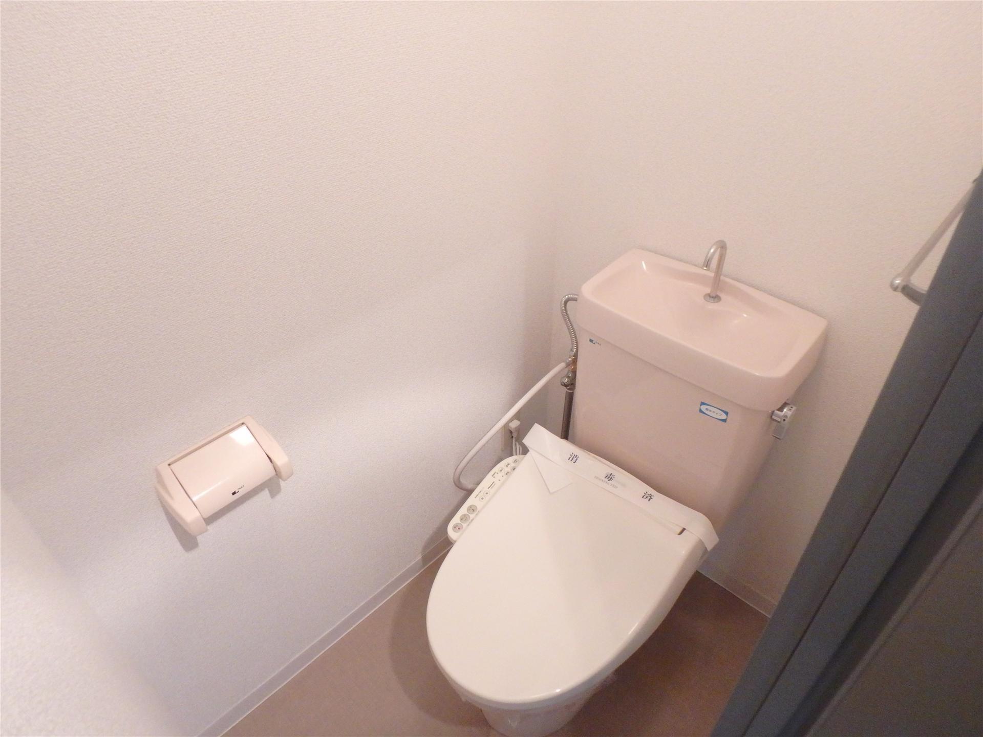 トイレ　温水洗浄便座付きのトイレです(別部屋参考写真)