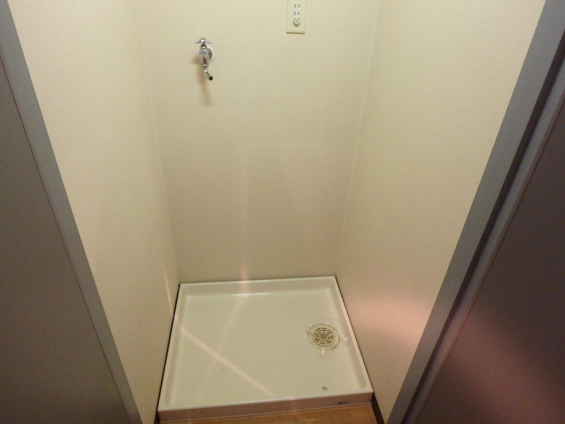 その他設備　室内洗濯機置場には防水パンが付いています(別部屋参考写真)