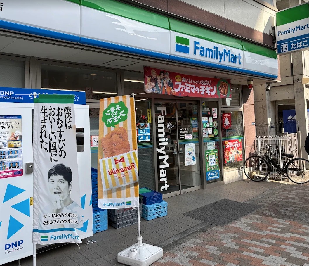 コンビニ　ファミリーマート新宿余丁町店（コンビニ）まで186m
