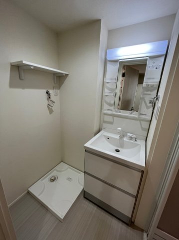 洗面設備　同物件の101号室の参考写真です