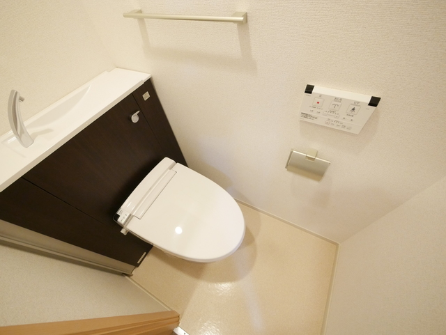 トイレ　★嬉しい温水洗浄便座付のトイレです★