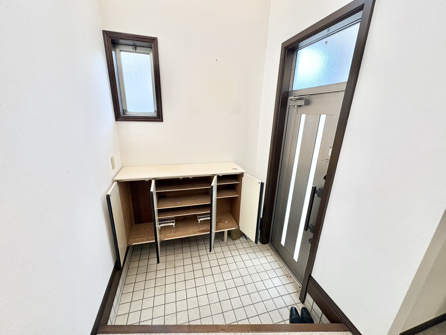 玄関　※清掃前・荷物撤去前※