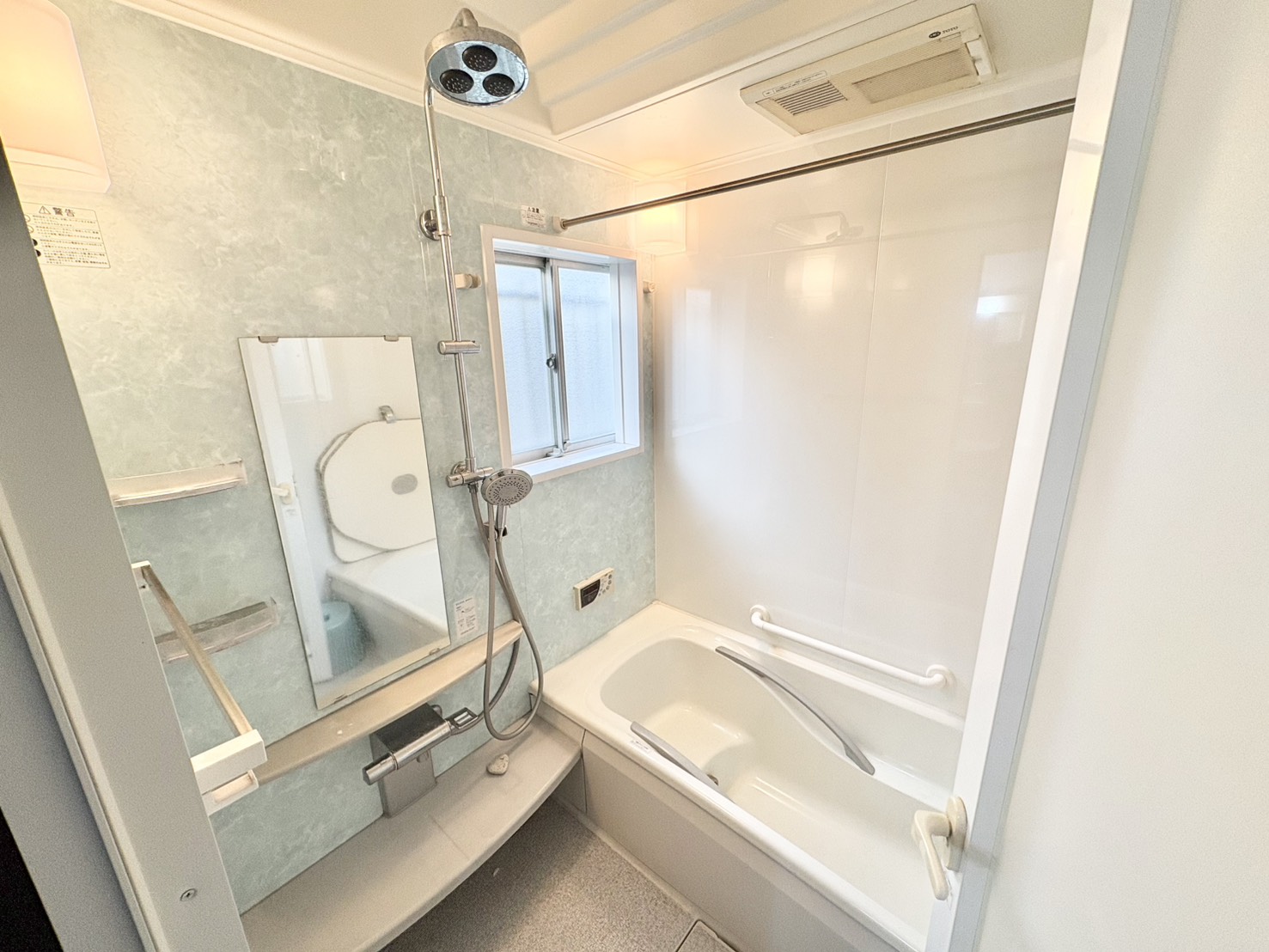 バス・シャワールーム　※清掃前・荷物撤去前※