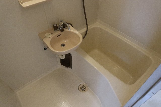 バス・シャワールーム　ゆっくり足をのばして入れます