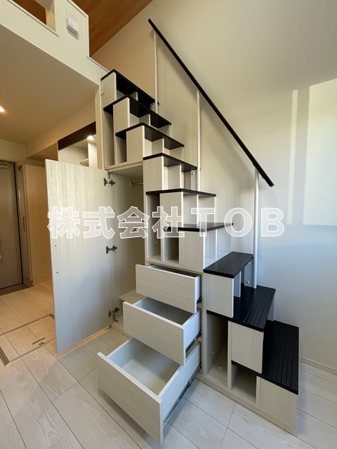 収納　豊富な階段下収納※同物件別号室参考写真※