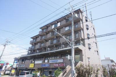 建物外観　綺麗なタイル張りのマンションです
