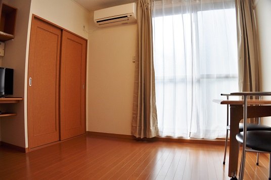 居室・リビング　カーテン、エアコン付き（部屋によりメーカーは異なります）