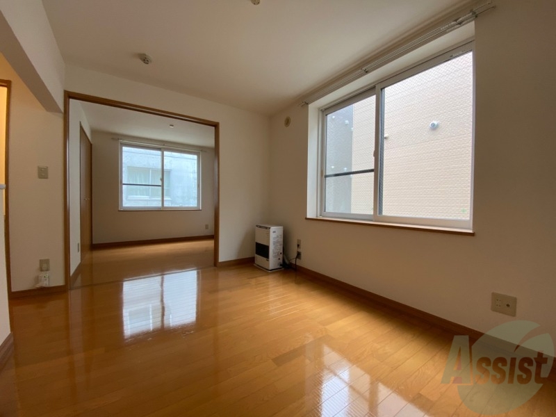 居室・リビング　木目のフローリングは落ち着きのある印象のお部屋になりますね。