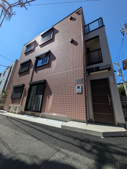 建物外観　１フロア１世帯　新目白通り近くの物件です