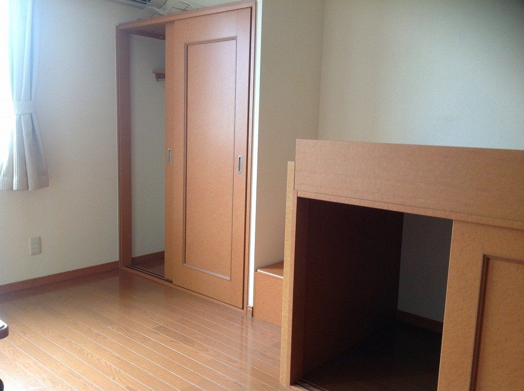 その他部屋・スペース　1階はフローリング、2階はじゅうたんです。