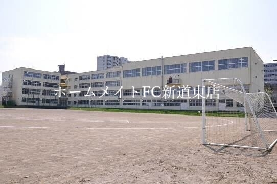 中学校　札幌市立北辰中学校（中学校）まで448m