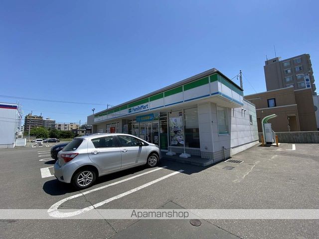 コンビニ　ファミリーマート（コンビニ）まで240m