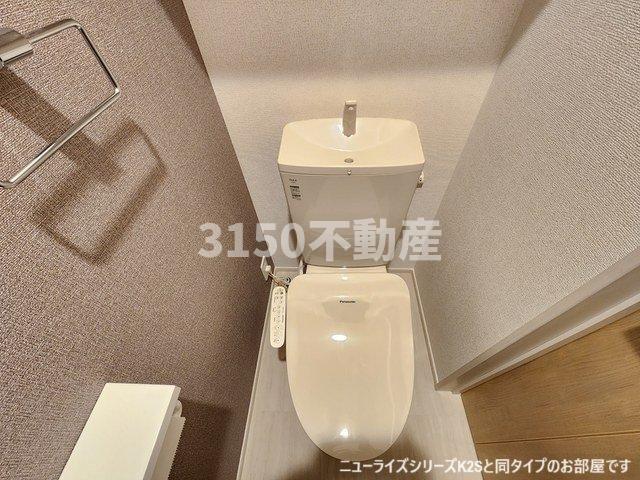 トイレ　落ち着いた色調のトイレです