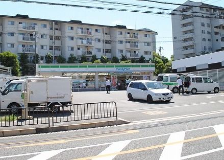 コンビニ　ファミリーマート　吹田山田西店（コンビニ）まで1007m