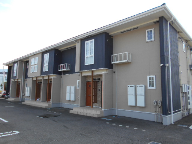 建物外観　建物玄関側（北面）を北西方向より撮影