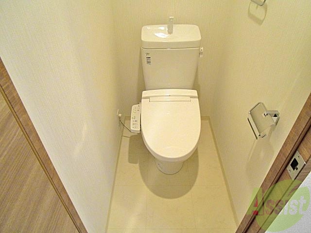 トイレ　寒い日にはありがたい温水洗浄暖房便座が付いてます。