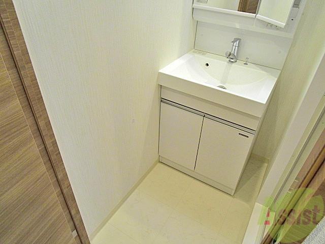 洗面設備　洗面スペースです。浴室への足元の段差にお気を付けください。