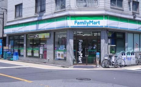 コンビニ　ファミリーマート戸田本町一丁目店（コンビニ）まで242m