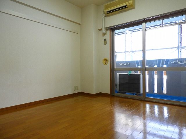 地下鉄七隈線 薬院大通駅 徒歩2分 12階建 築27年の居間写真