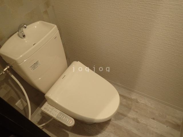 トイレ　嬉しい温水洗浄便座付きのトイレです。