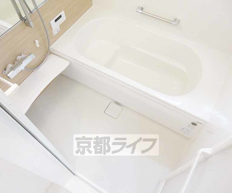 バス・シャワールーム　１坪サイズの大きいお風呂です。