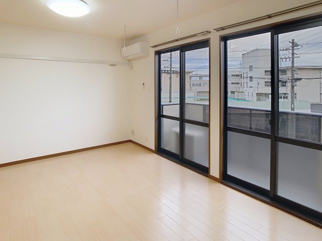 居室・リビング　掲載写真は空室の別部屋を掲載しております。実際のお部屋と仕様