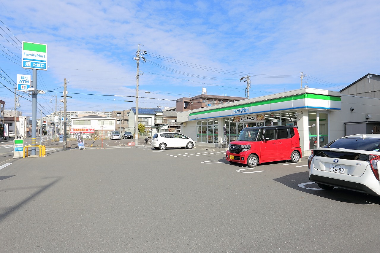 コンビニ　ファミリーマート江向町三丁目店（コンビニ）まで483m