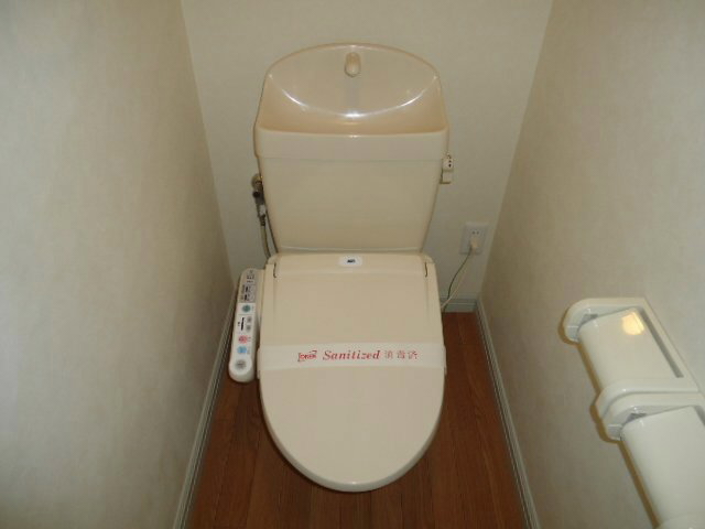 トイレ　ウォシュレット付き。