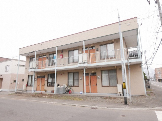 札幌市西区二十四軒四条のアパートの建物外観