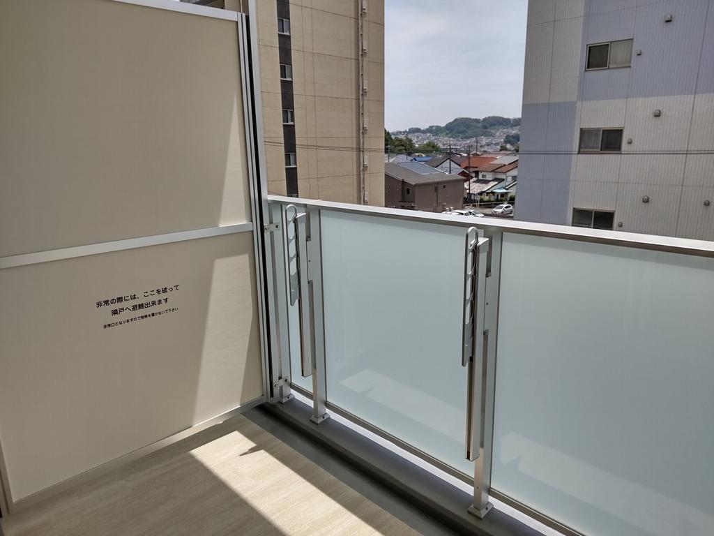バルコニー　前が開けて採光良好です