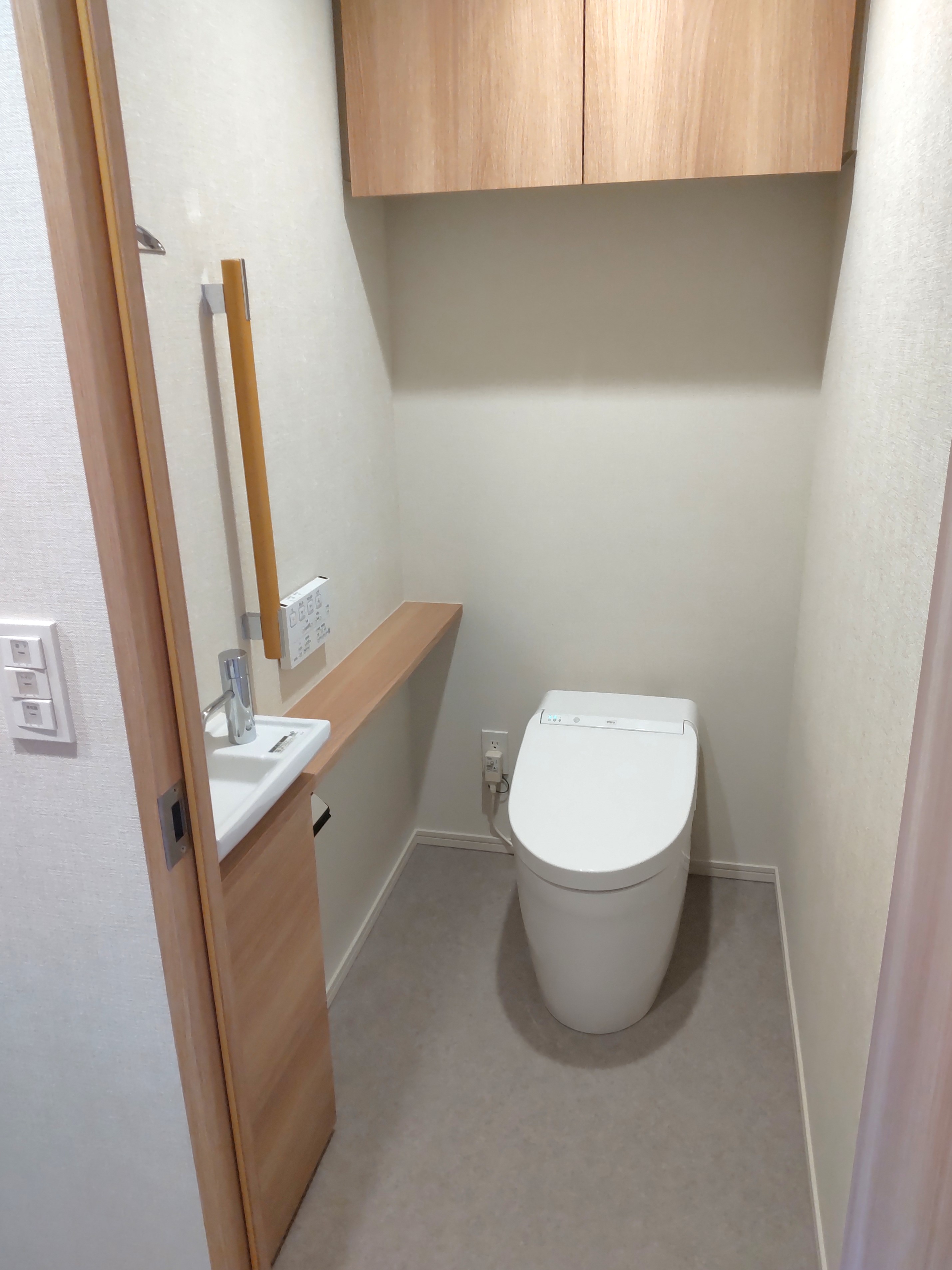 トイレ　タンクレストイレ、温水洗浄便座