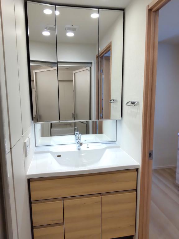 洗面設備　３面鏡タイプのシャワー付き大型洗面化粧台