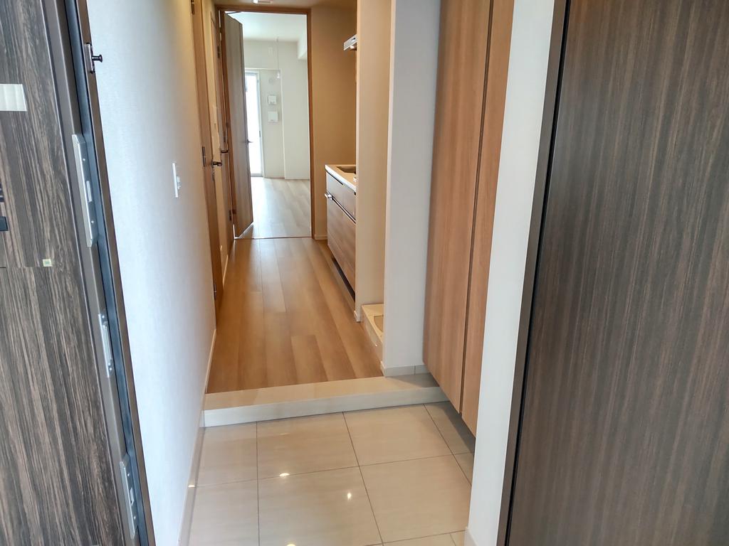 玄関　天井高のシューズクローゼット