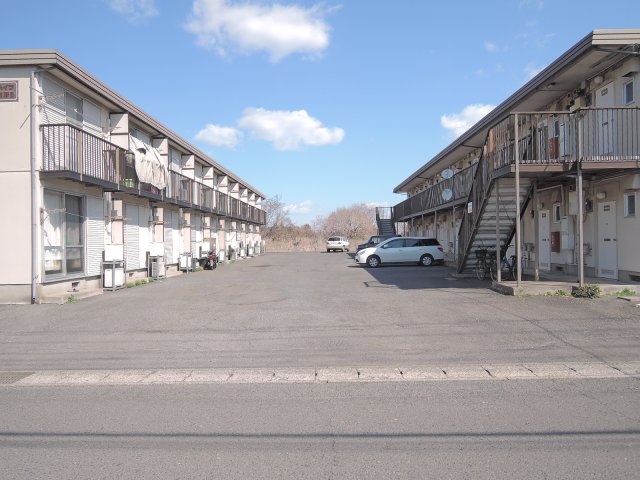 【ハイツ・東野Ｂ棟の駐車場】