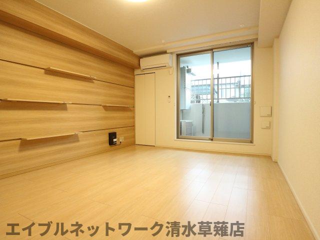 居室・リビング　こちらのリビングで趣味の時間をお楽しみください