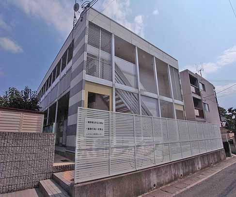 京都市山科区西野山中臣町のマンションの建物外観