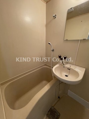 バス・シャワールーム　コンパクトで使いやすいお風呂です