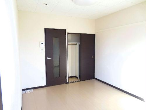 居室・リビング　右側にあるのはクローゼット。