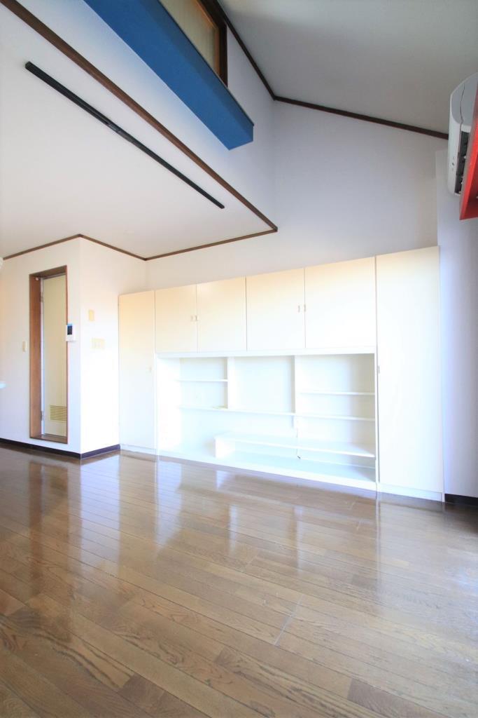 居室・リビング　大きな収納でお部屋がすっきり片付きます。